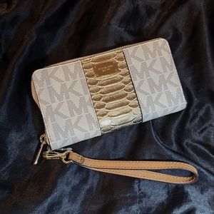 NEW Michael Kors White Leather & Gold Accented Wallet Wristlet
